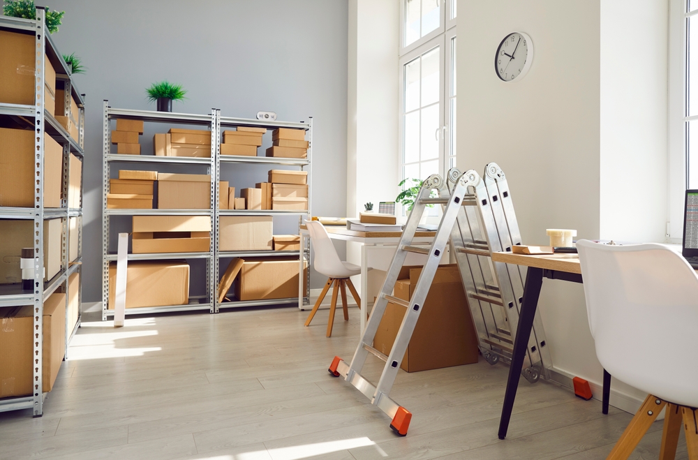 Interior,Of,Empty,Work,Space,With,Office,Desk,In,Warehouse